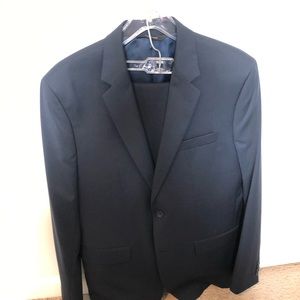 Like new- Banana Republic Navy suit-40R/32-32